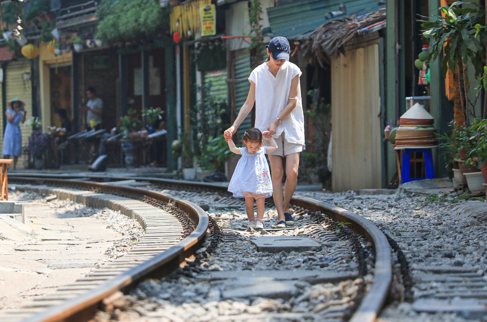 Một chủ quán trà đá vỉa hè ở Phùng Hưng cho hay, vào ban ngày các ngày đi làm, không có tàu chạy qua nên khu vực này rất vắng khách, chỉ lác đác vài khách nước ngoài. Không có tàu nên khách tha hồ đi lại, không lo mất an toàn. Nhưng vào buổi tối, ngày cuối tuần hay dịp lễ có tàu qua, khách đông. Khi đó rất nguy hiểm, nhiều khách mải mê chụp ảnh, nằm vắt người sang hai bên đường tàu, tàu sắp đến nơi vẫn không dậy.