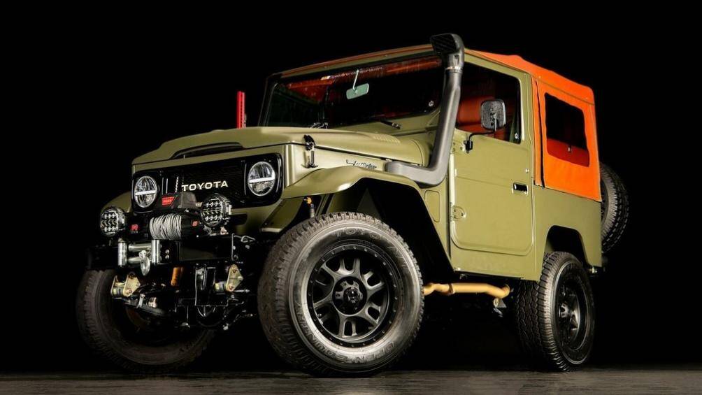 Ngoại thất xe có lớp sơn xanh lục Militia Green phù hợp với nguồn gốc lịch sử xe quân sự của Land Cruiser