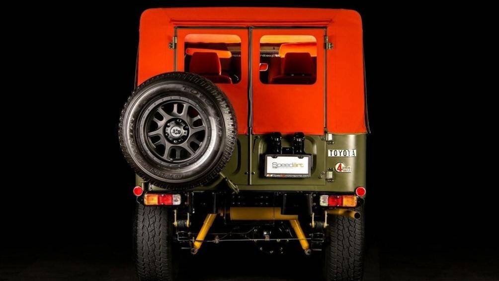 Chiếc SUV cổ điển này thậm chí còn được trang bị điều hòa nhiệt độ, camera quan sát phía sau, và cụm đồng hồ kỹ thuật số