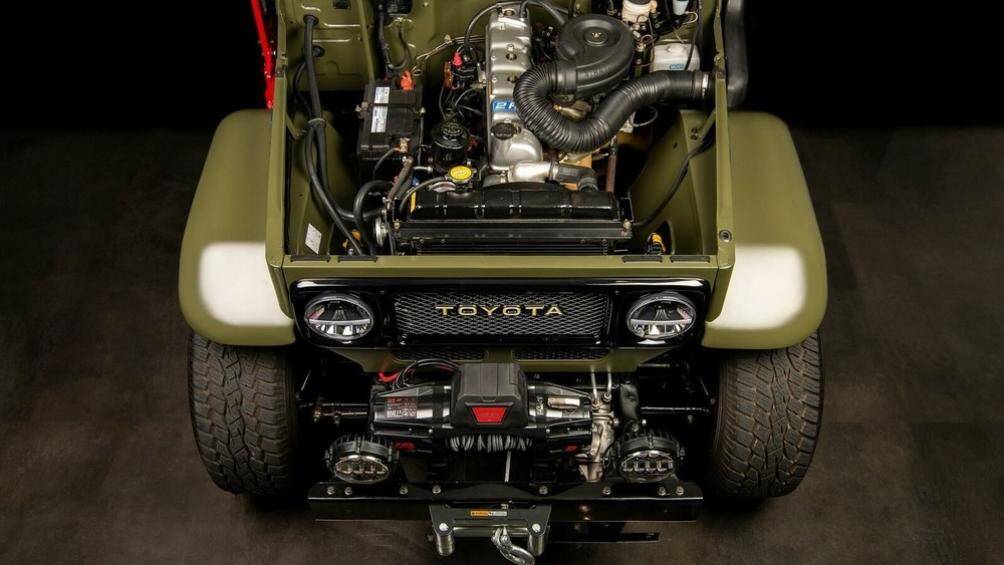 Dưới nắp capô là động cơ 6 xi-lanh thẳng hàng dung tích 4.2 lít nguyên bản, truyền công suất 143 mã lực và 312 Nm mô-men xoắn cực đại