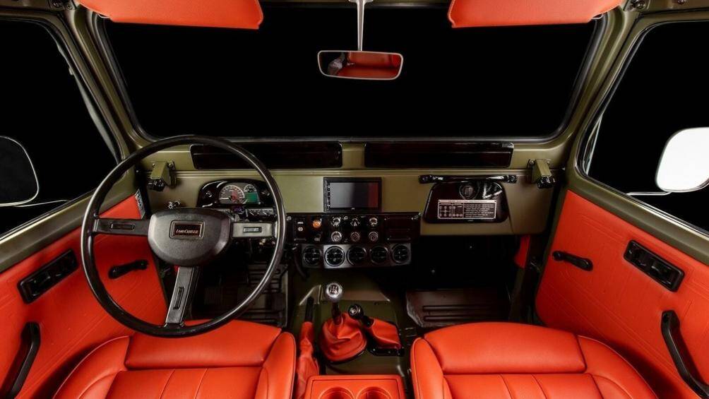 Bên trong khoang nội thất là sự phối hợp giữa màu sơn mờ Militia Green và màu cam xuất hiện xuyên suốt nội thất, với ghế bọc da màu cam
