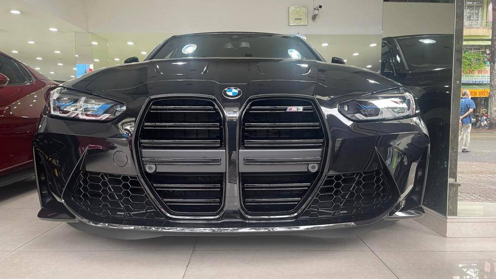 Xe sở hữu thiết kế với bộ lưới tản nhiệt kép BMW cỡ lớn được thiết kế thẳng đứng, các phần hốc bánh xe trước được thiết kế góc cạnh, cách điệu