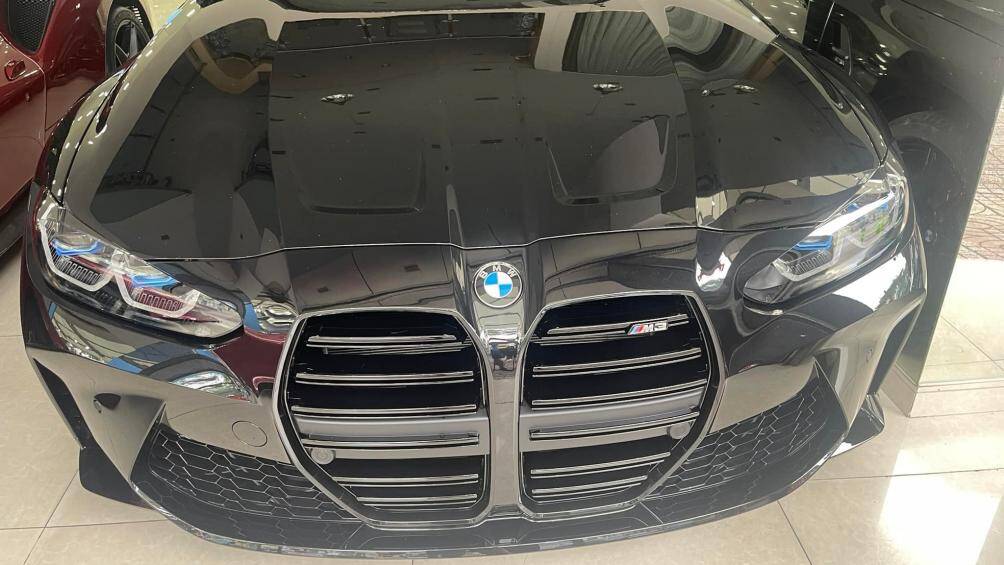 Chiếc M3 này mang trên mình lớp sơn màu đen bóng mạnh mẽ kết hợp với các chi tiết ngoại thất đều được sơn màu đen