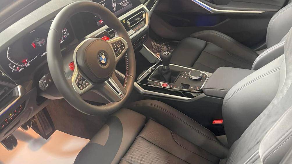 Đặc biệt, chiếc sedan hiệu năng cao này còn thuộc phiên bản được trang bị hộp số sàn chứ không phải số tự động như nhiều chiếc khác