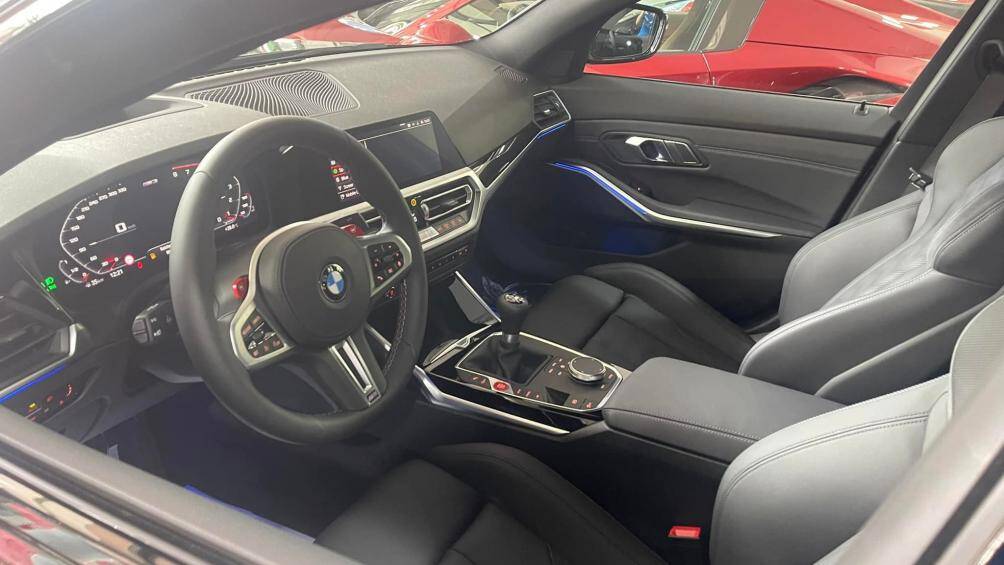 Chiếc xe sở hữu khoang nội thất cũng được bọc chất liệu da Merino cao cấp màu đen giản đơn, cần số của xe cũng được làm to hơn