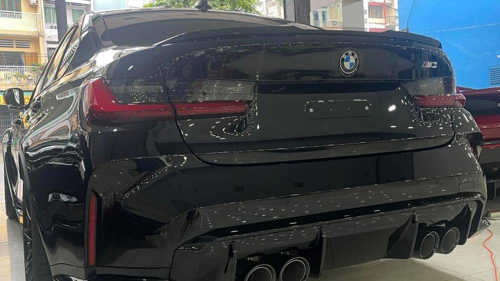 Phần ốp hông của xe cũng được thiết kế mở rộng và liền mạch. Ngoài ra xe còn được trang bị phần nóc xe bằng sợi carbon