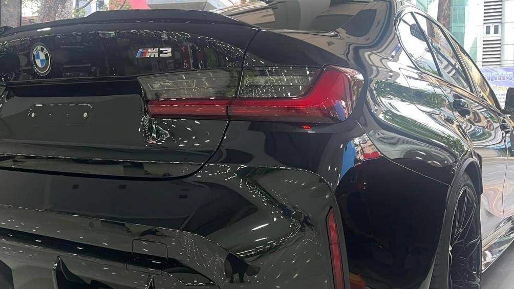 Thêm vào đó, xe còn được trang bị cánh gió sau và cặp ống xả đến từ bộ phận M Performance quen thuộc