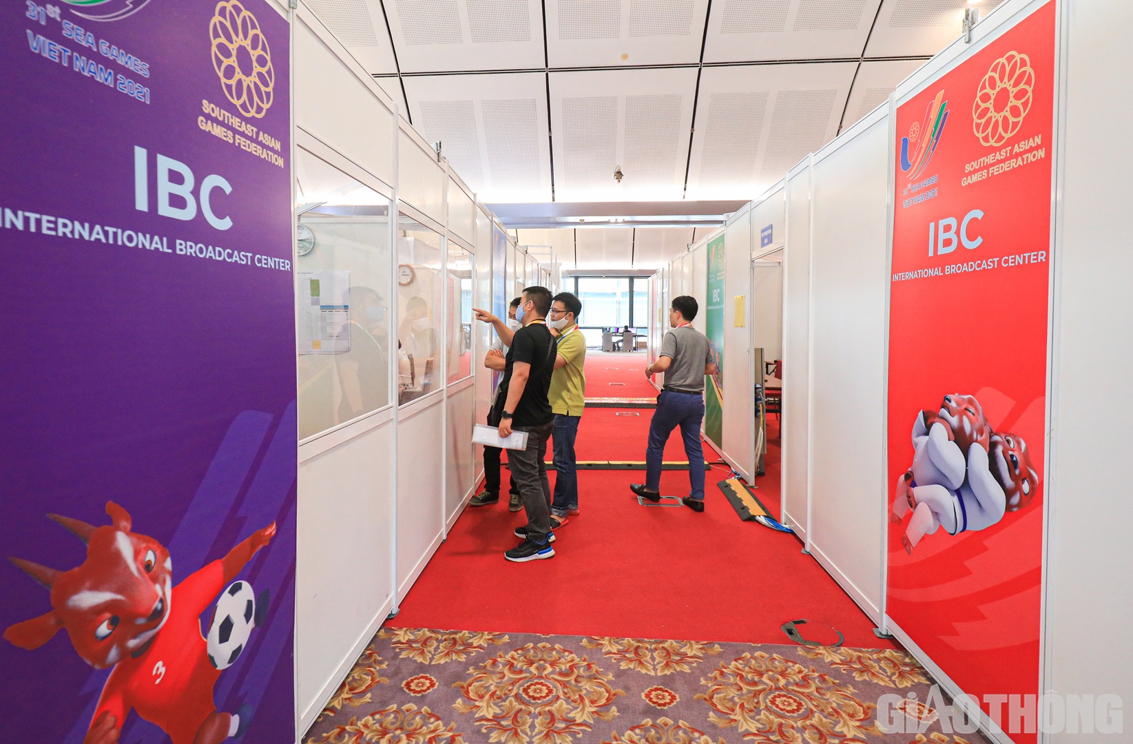 Nằm đối diện Trung tâm báo chí là Trung tâm truyền hình quốc tế (IBC) có diện tích rộng hơn 3.000 m2.