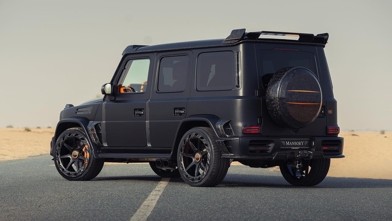 Mansory đã bổ sung cho G63 một bộ widebody kit cùng những dải đèn màu vàng, cánh gió cỡ lớn phía sau và cửa hút gió trên nắp ca-pô