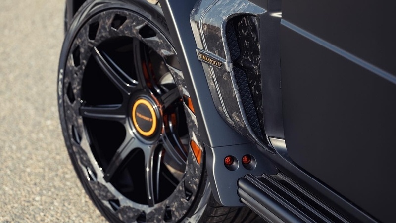 Gần như các chi tiết trong gói độ đều được làm từ sợi carbon đúc như tấm ốp thân vỏ, nắp ca-pô, khe gió, cánh gió, bộ khuếch tán sau, mâm xe...