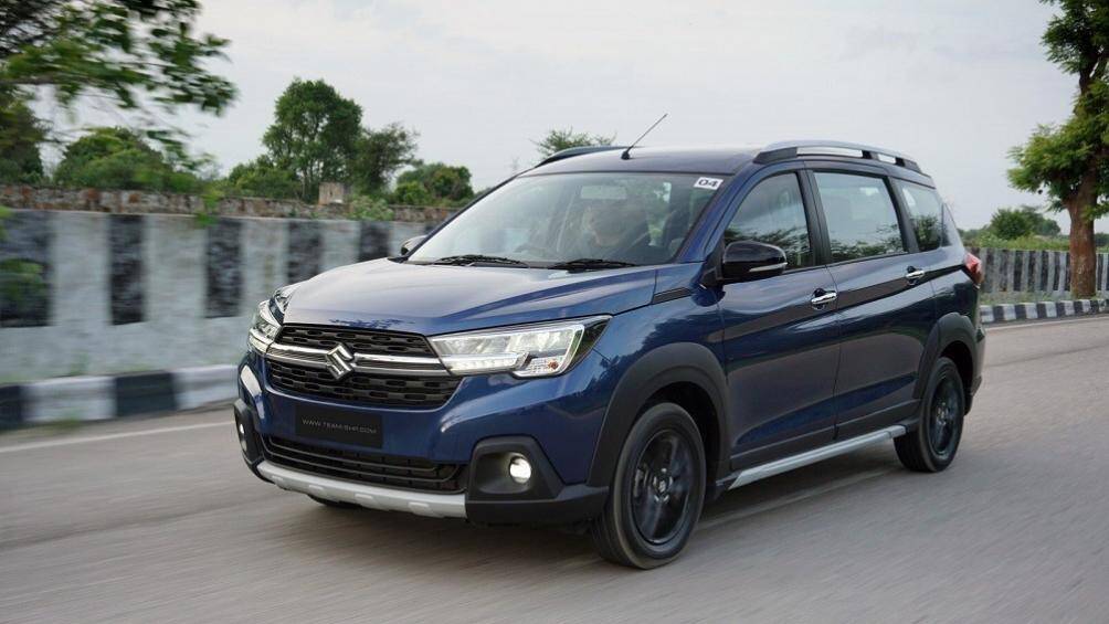 Ngoài ra, lưới tản nhiệt của Suzuki XL6 2022 còn có viền mạ crôm ở trên đỉnh và bên dưới, tăng vẻ cao cấp cho phần đầu xe