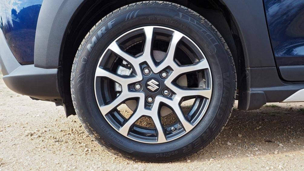 Điểm nhấn tiếp theo của Suzuki XL6 2022 là bộ vành hợp kim 16 inch với thiết kế đa chấu, phối 2 màu mới