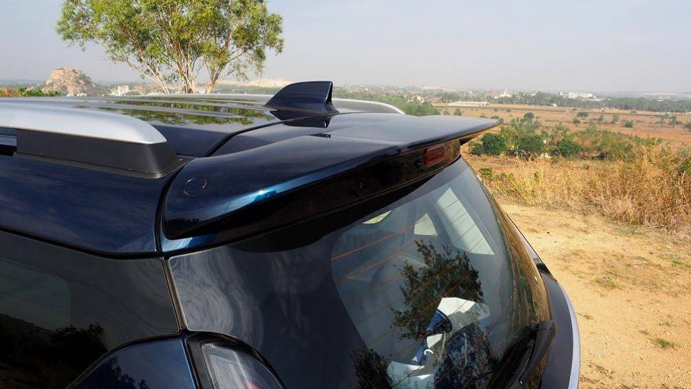 Những thay đổi còn lại của xe bao gồm ăng-ten hình vây cá, baga nóc và cánh gió mui