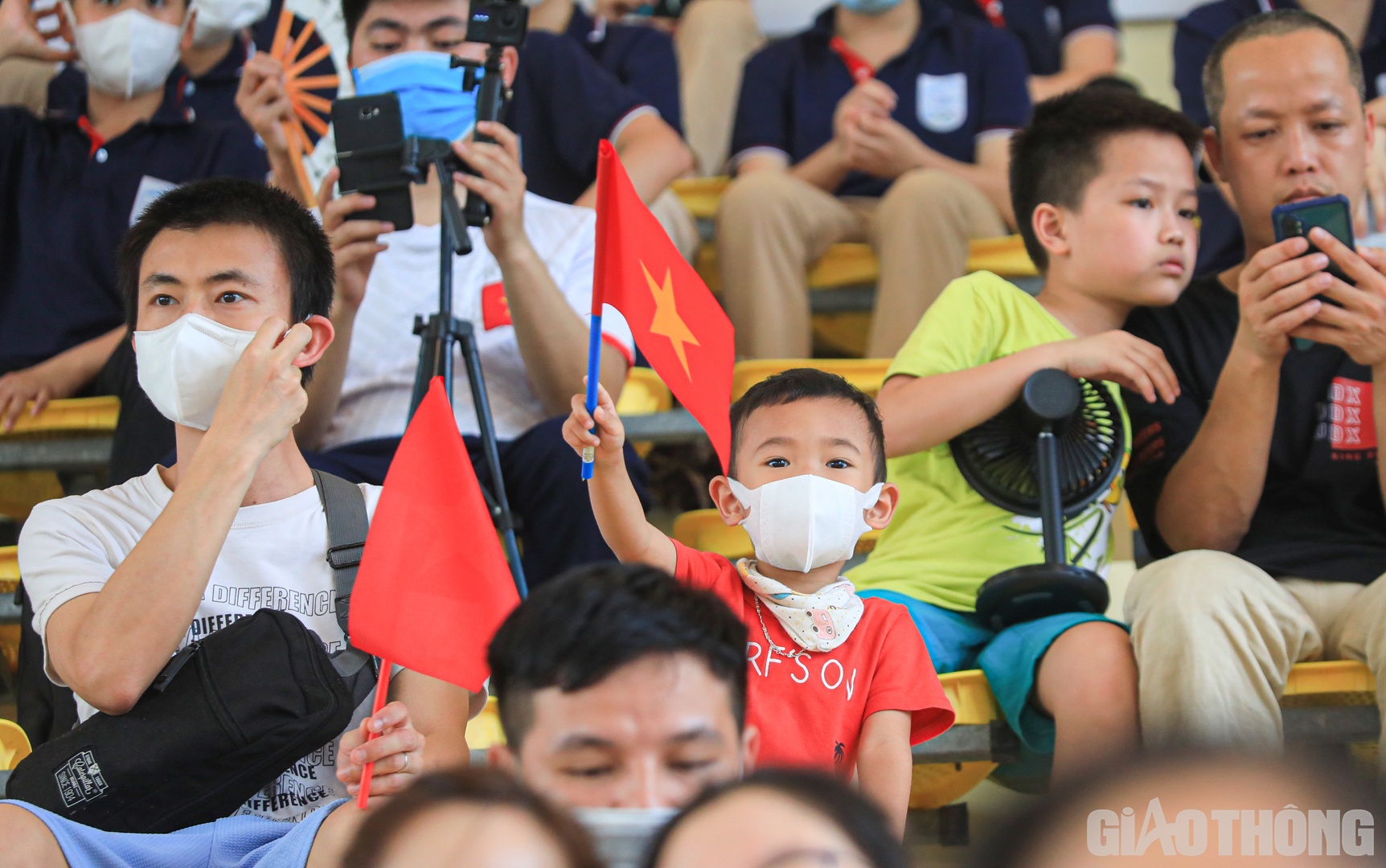 Rất đông người hâm mộ đã đến cổ vũ cho các VĐV.