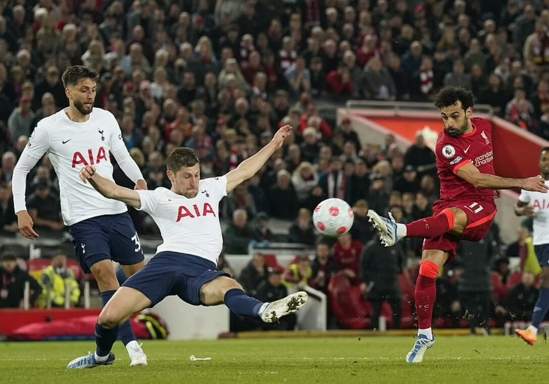 Ở trận đấu tâm điểm vòng 37, Liverpool và Tottenham hòa nhau 1-1. Trận hòa này khiến Liverpool có nguy cơ bị Man City bứt lên trong cuộc đua tới ngôi vô địch khi HLV Pep Guardiola và học trò chỉ phải đối đầu Newcastle vào đêm 8/5