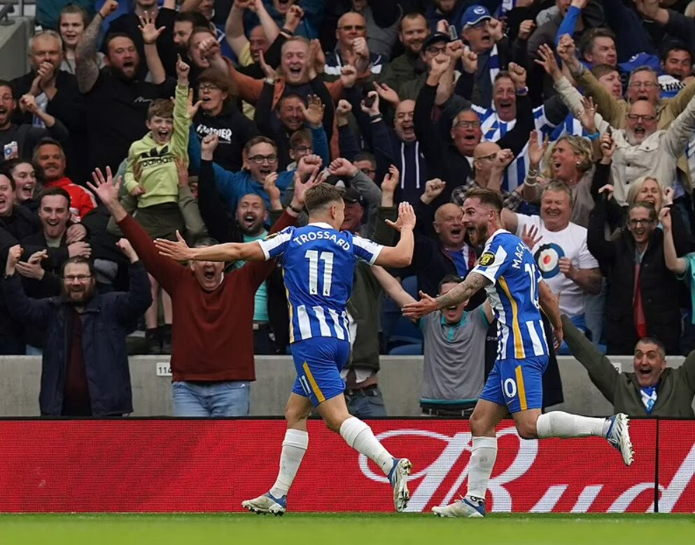 CĐV Brighton có nằm mơ cũng không thể thấy cảnh đội nhà vùi dập ông lớn MU