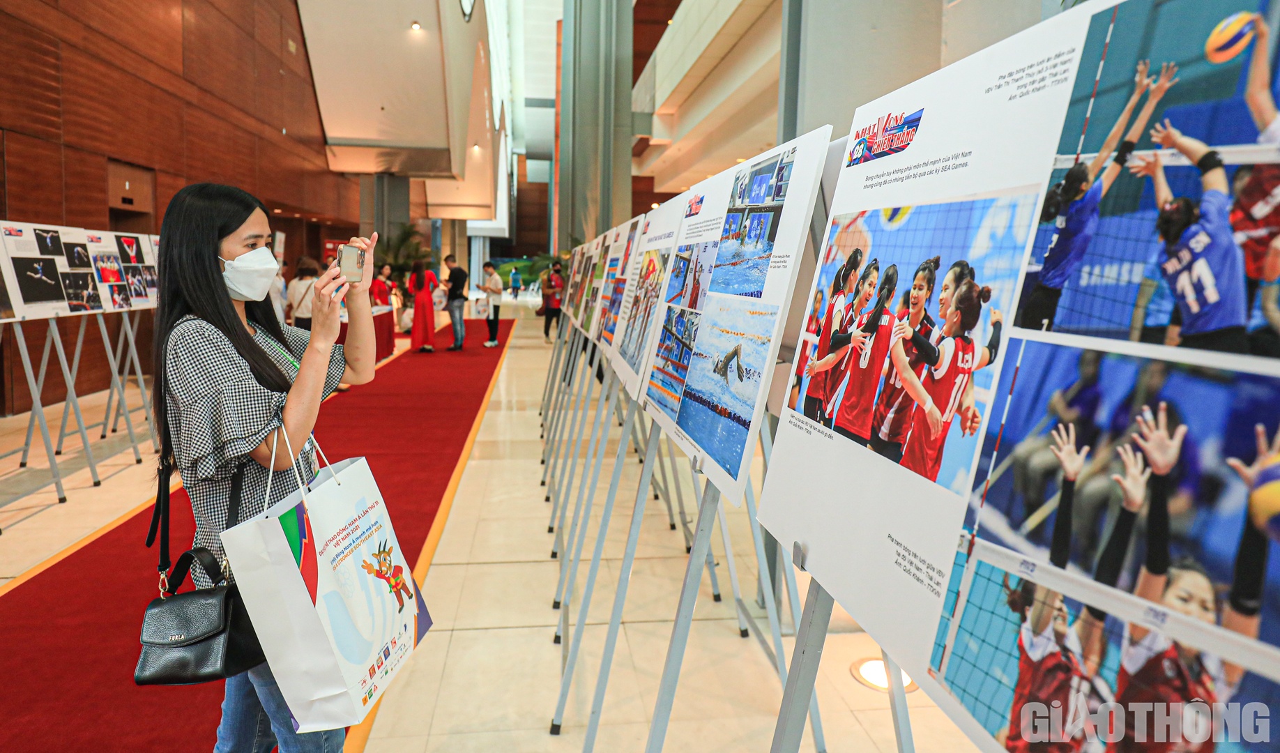 Phía bên ngoài sảnh Trung tâm Báo chí và Trung tâm Truyền hình quốc tế là triển lãm ảnh từ SEA Games đến SEA Games.