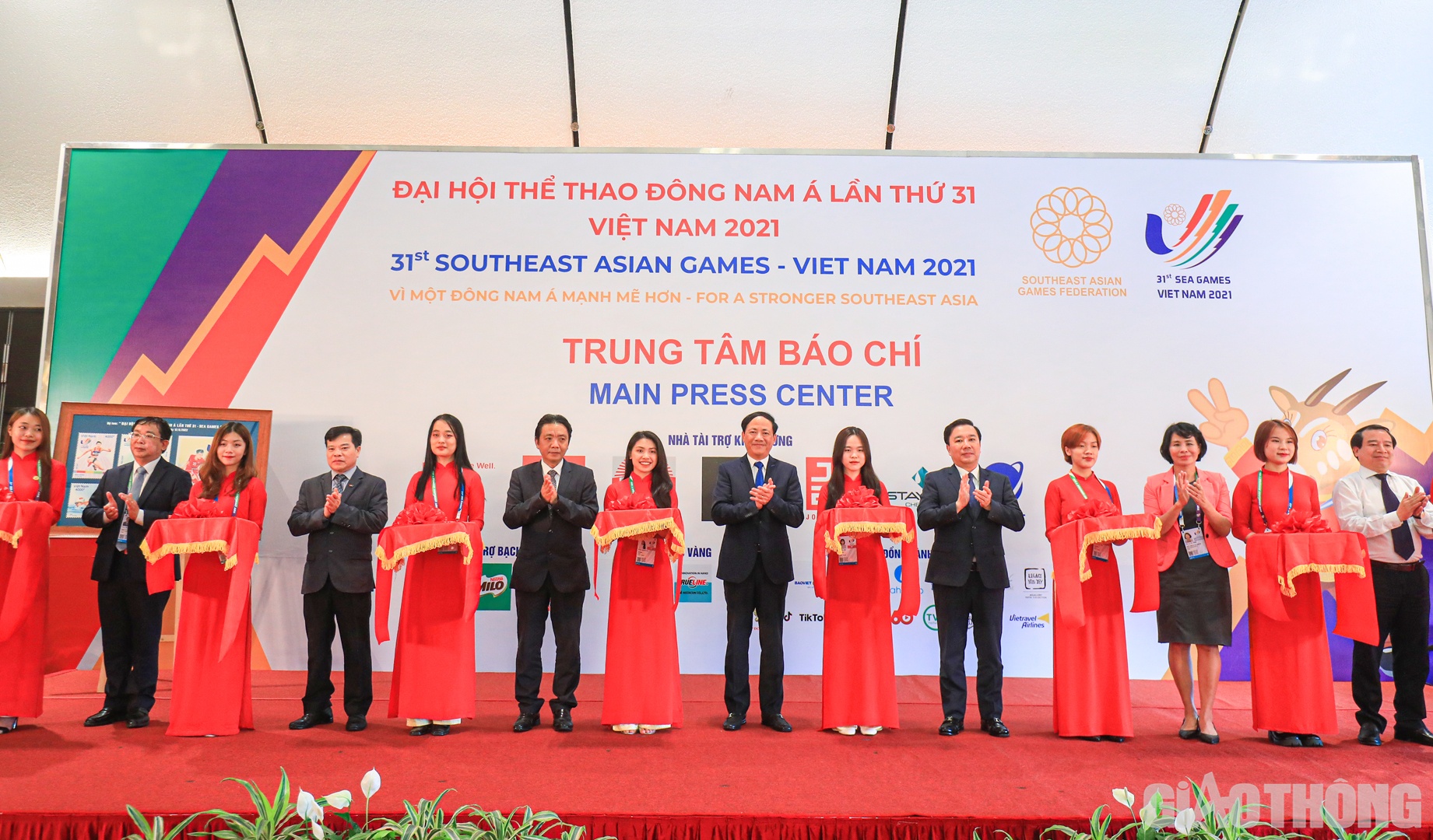 Các đại biểu thực hiện nghi lễ cắt băng khai trương Trung tâm Báo chí SEA Games 31.