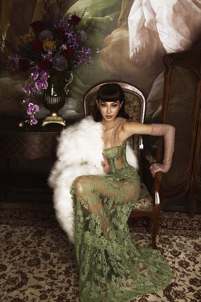 Lần đầu tiên, người đẹp sinh năm 1998 thử lối trang điểm mới mang đậm chất cổ điển châu Âu