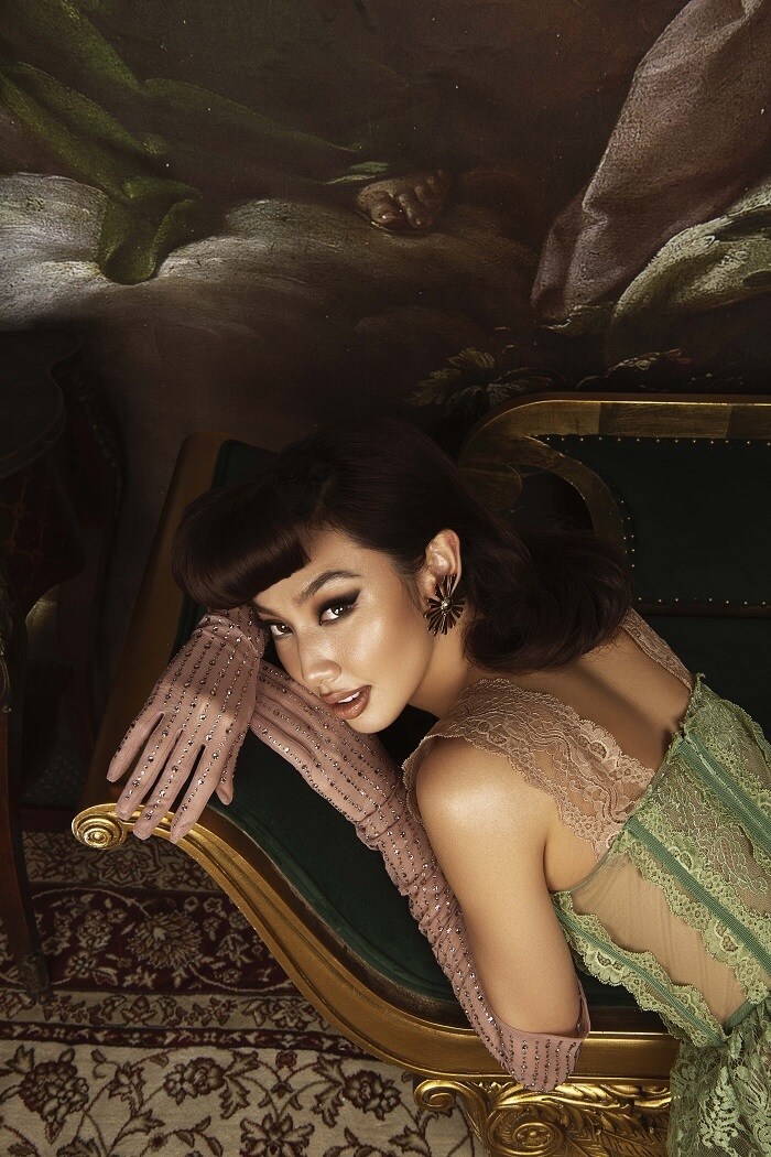 Thùy Tiên vừa gây lạ lẫm với hình ảnh đậm chất cổ điển mà lần đầu người đẹp thử tạo hình với phong cách này