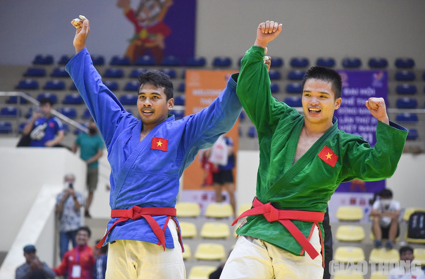 Võ sĩ Trần Thương ăn mừng cùng đồng đội Lê Duy Thành khi giúp đội tuyển Kurash Việt Nam giành tấm HCV thứ 4 trong buổi chiều nay.