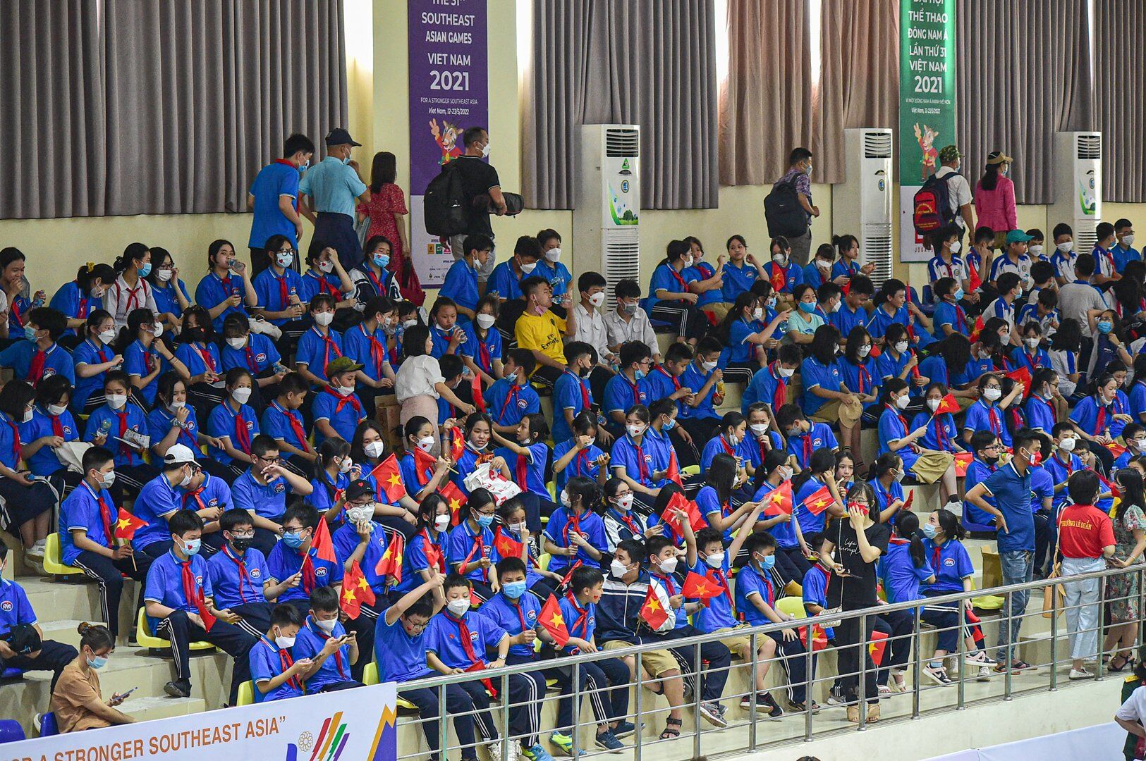Không khí cổ vũ trên khán đài rất sôi động.
