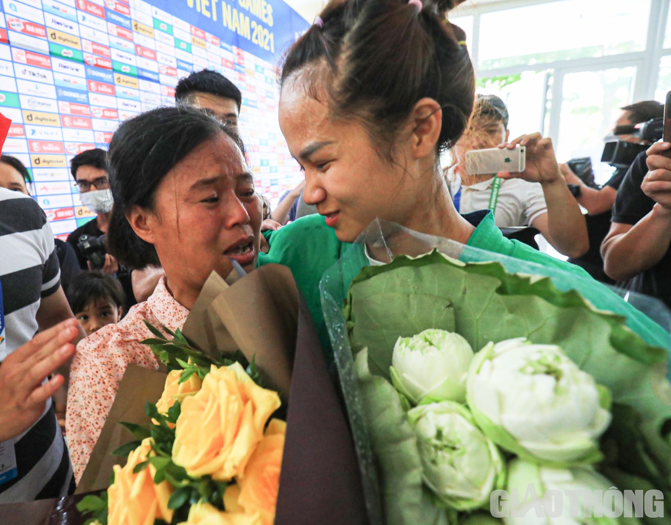 Sau khi giành tấm HCV cho Đoàn TTVN tại SEA Games 31, Tô Thị Trang đã bật khóc vì xúc động. Người thân cũng đã có mặt cổ vũ và chia vui cùng cô.