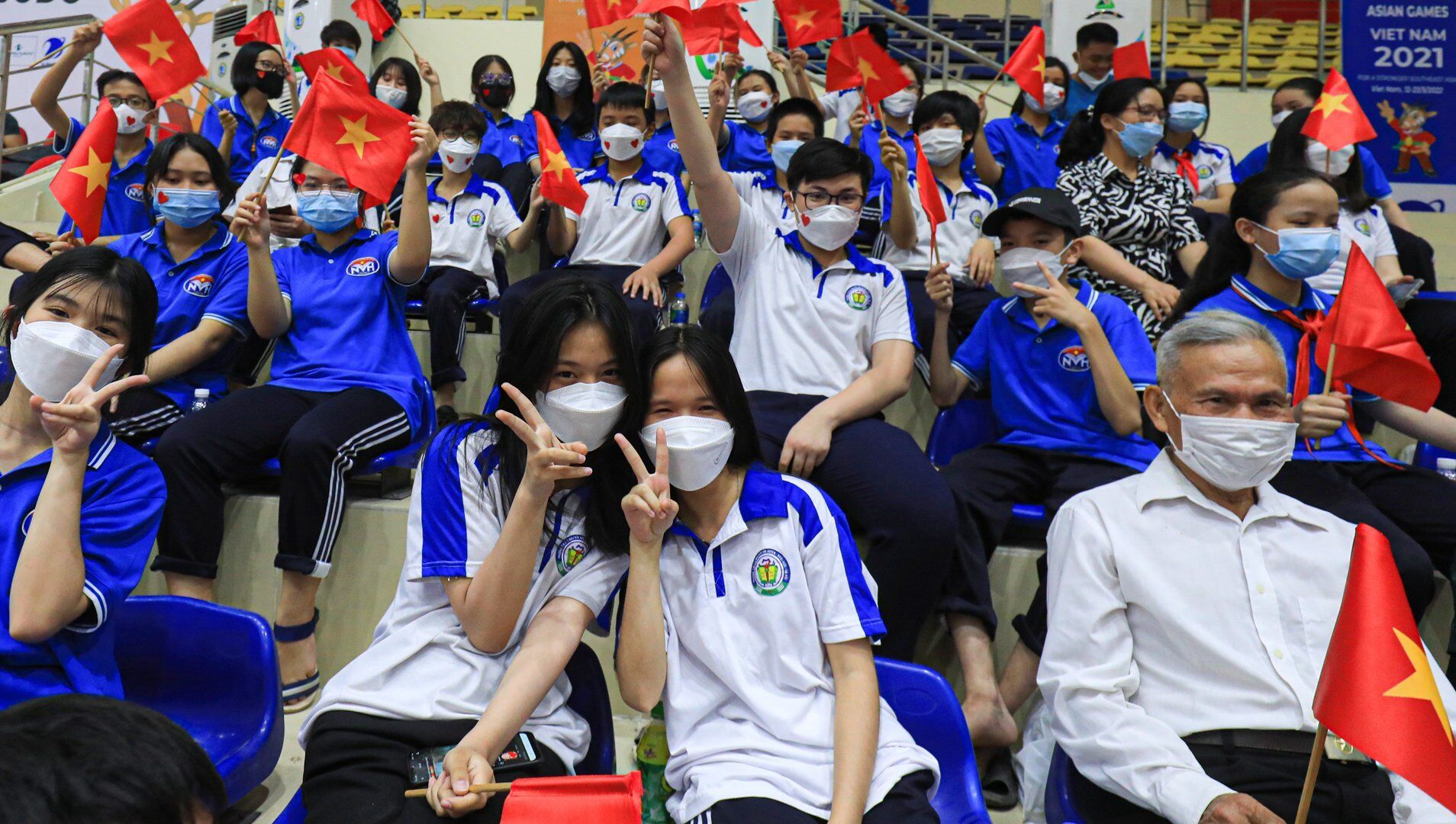 Nhiều khán giả nhí tạo dáng khi thấy ống kính phóng viên.