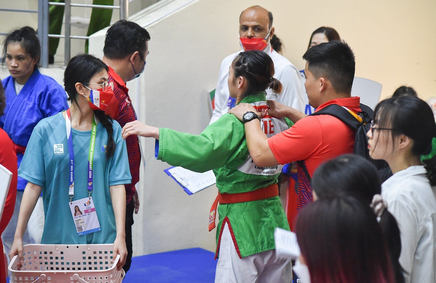 Trước khi bước vào phần thi, các VĐV được BHL chăm sóc kỹ càng.