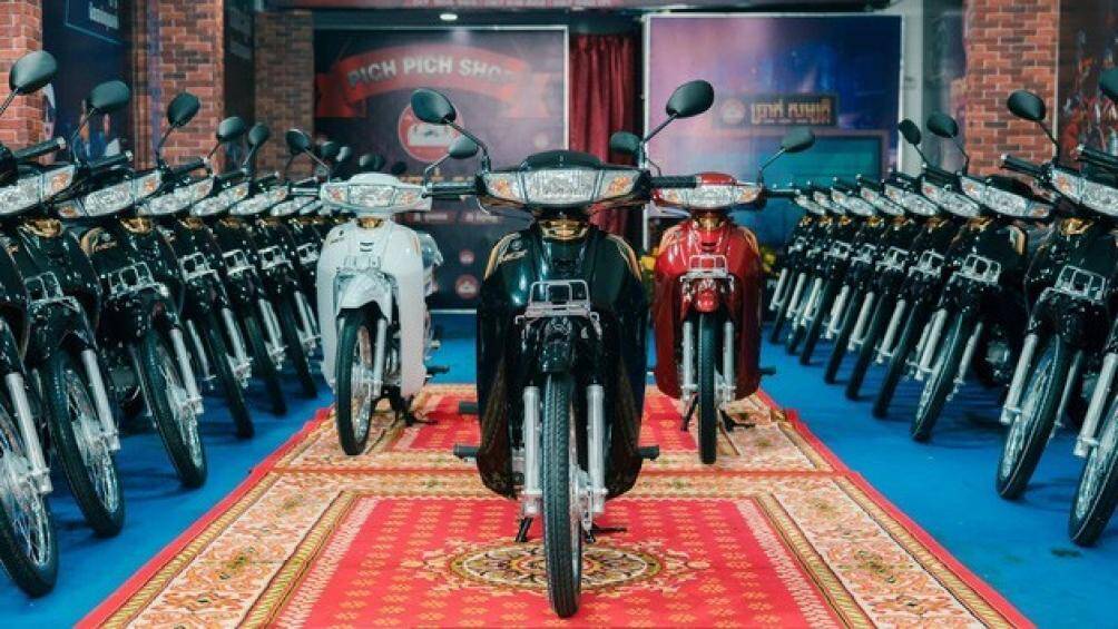 Tại Campuchia, Honda Dream 125 có 3 tùy chọn màu sắc gồm đỏ, trắng ѵà đen