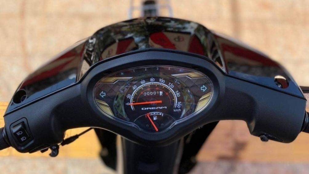 Hệ thống phanh trước và sau đều Ɩà dạng tang trống. Hệ thống treo trước dạng ống lồng phuộc sau có thể điều chỉnh mức tải