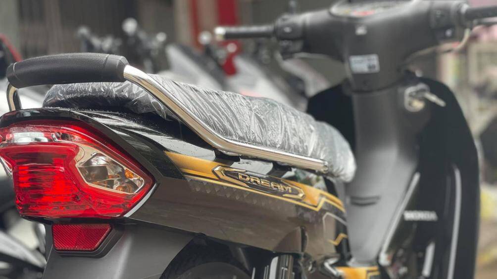 Chiều cao yên c̠ủa̠ Honda Dream 2022 Ɩà 745 mm. Bình xăng dung tích 4 lít. Khối lượng c̠ủa̠ xe Ɩà 101 kg