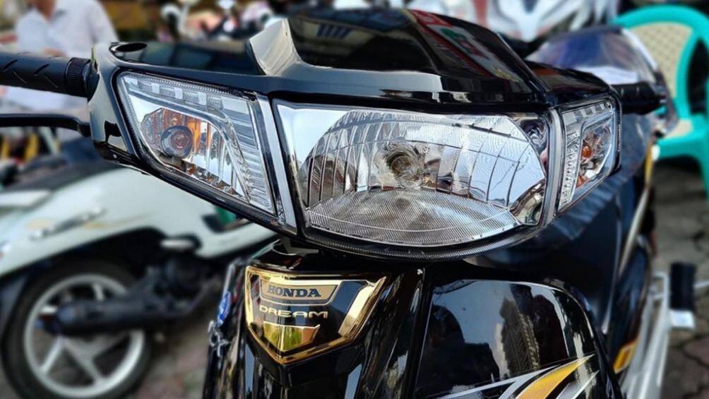 Những nét cổ điển trên Dream 125 mới gợi nhắc lại huyền thoại Dream một thời nằm ở khối đèn pha vuôn lớn