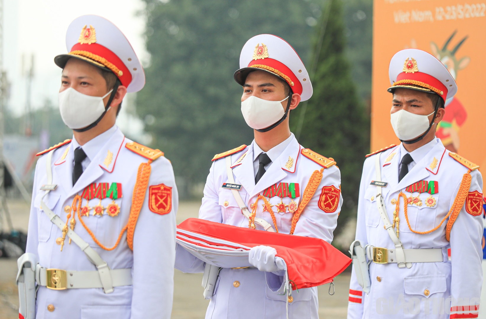 Trên tay mỗi tiêu binh là quốc kỳ của các quốc gia tham dự đại hội.