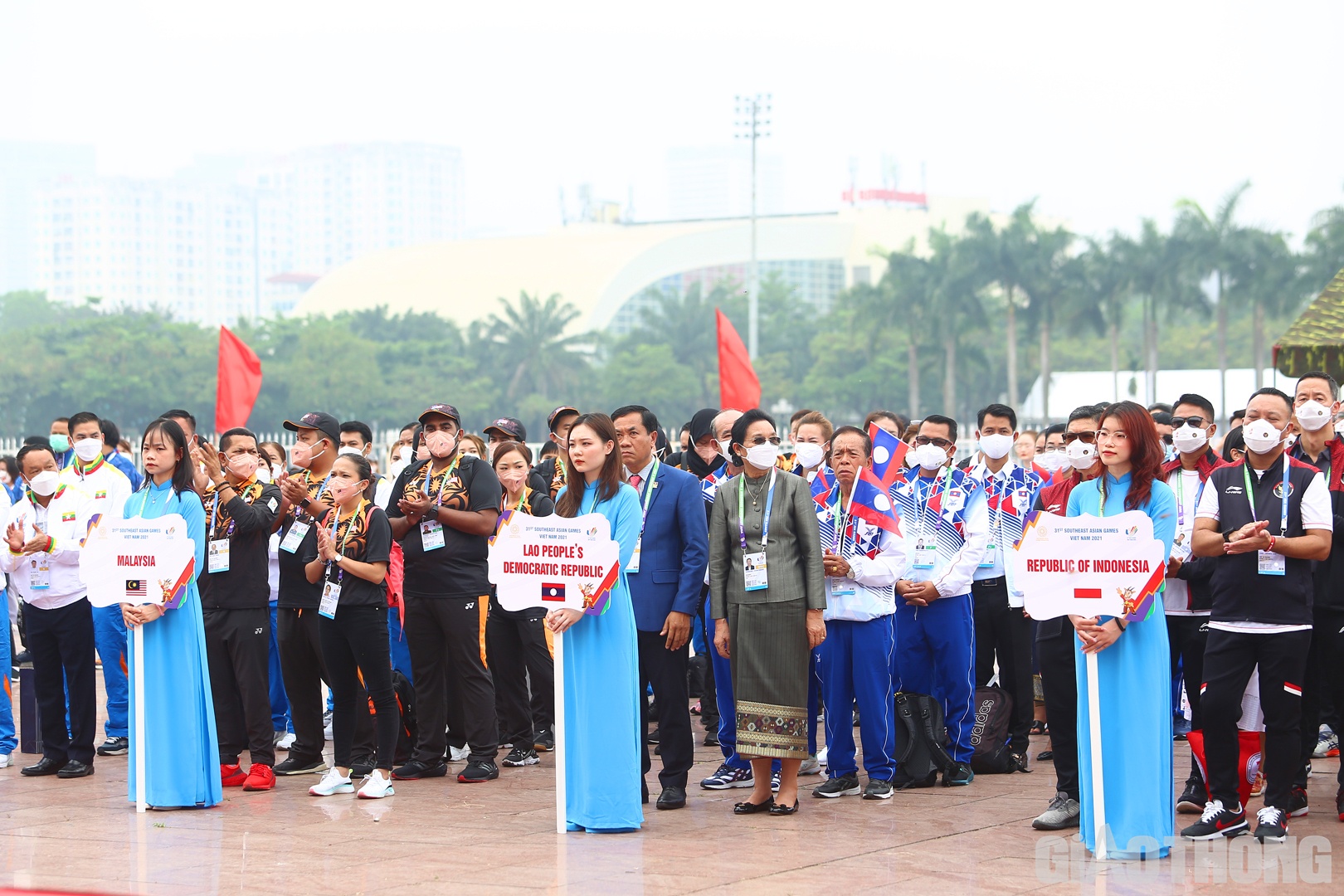 Mỗi quốc gia cử 31 thành viên tham dự Lễ thượng cờ, tượng trưng cho SEA Games lần thứ 31. Ngoài ra, lễ thượng cờ còn có sự tham dự của đại diện Đại sứ quán của 10 quốc gia Thái Lan, Malaysia, Singapore, Indonesia, Philippines, Lào, Campuchia, Timor Leste, Brunei, Myanmar.