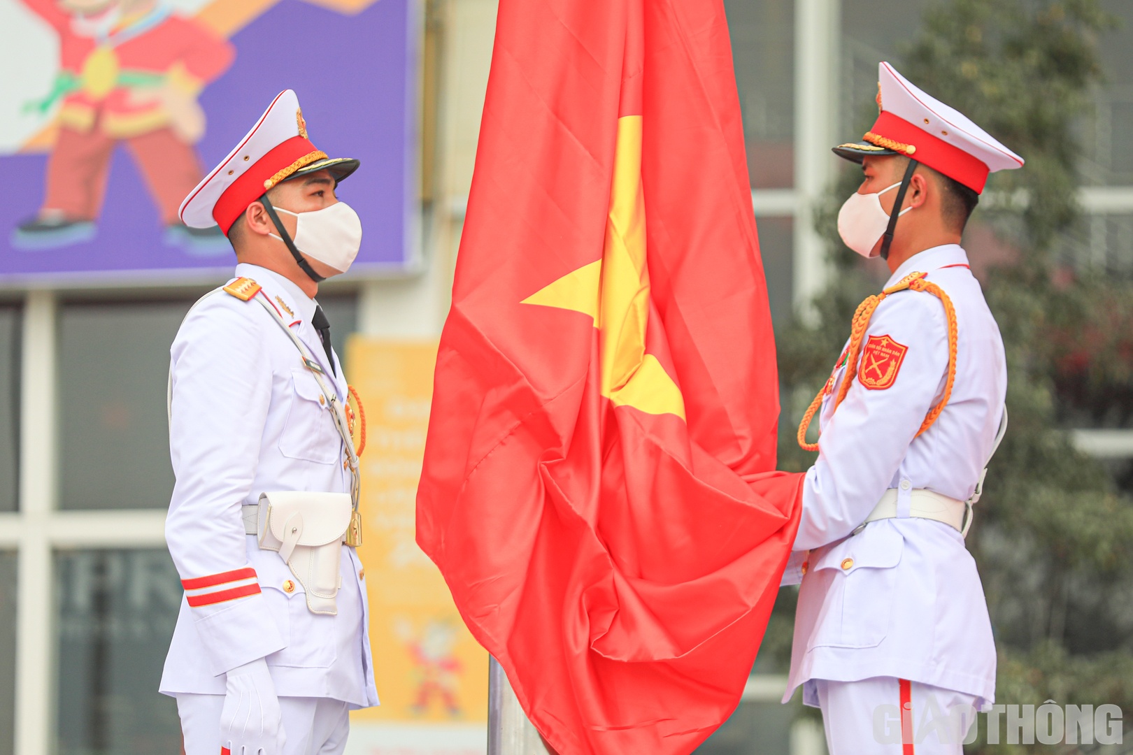Cờ của nước chủ nhà Việt Nam được kéo lên cuối cùng thể hiện ngày hội lớn của thể thao khu vực đã sẵn sàng.