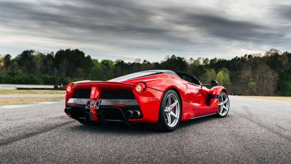 Ngoại thất của chiếc xe là lớp sơn cổ điển Rosso Corsa do đã được chủ sở hữu ban đầu chi ra 41.000 USD (tương đương 902 triệu đồng) để sơn lại