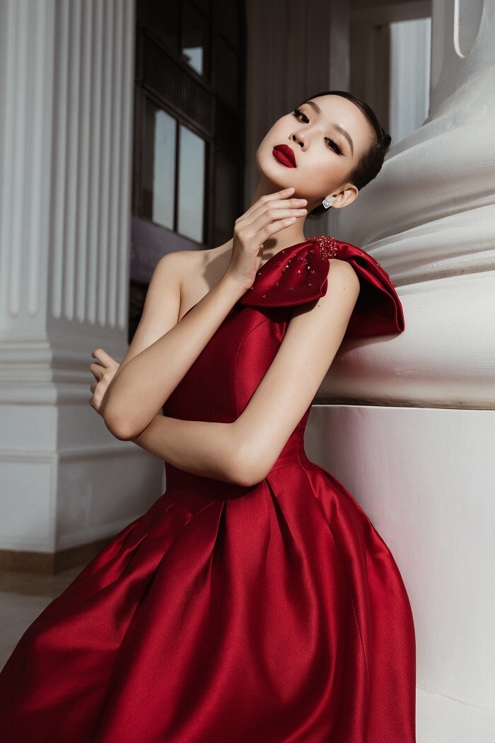 Cô được đánh giá là một trong những thí sinh “đáng gờm” của cuộc thi với chiều cao nổi bật, ngoại hình thiện cảm, học vấn tốt