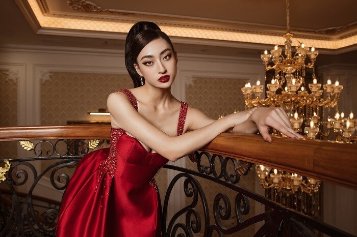 Lương Thùy Linh khoe phong thái sang trọng trong phong cách thời trang và trang điểm cổ điển