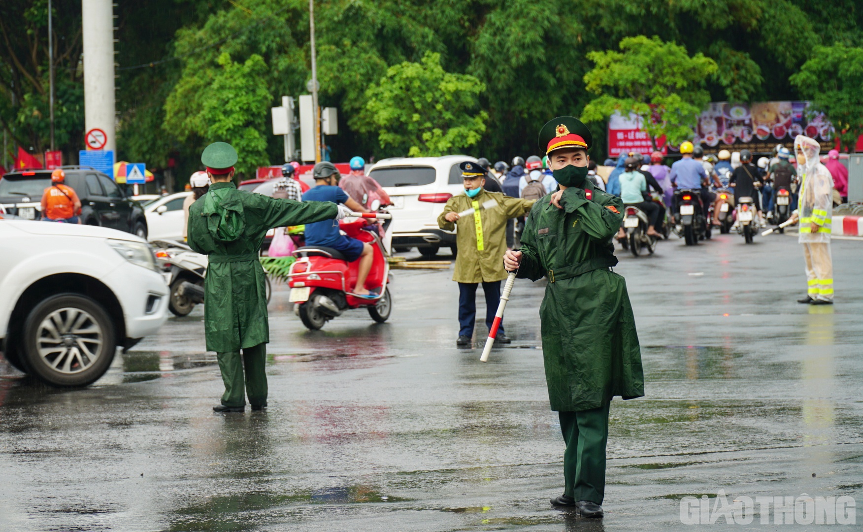 Lực lượng chức năng ứng trực 24/24 tại khu vực diễn ra lễ khai mạc nhằm đảm bảo an toàn tuyệt đối.