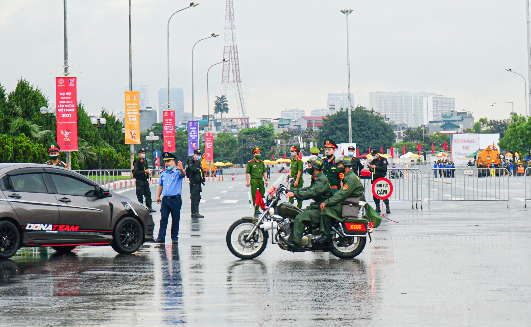 Các phương tiện không có nhiệm vụ được phân luồng đi theo hướng khác.