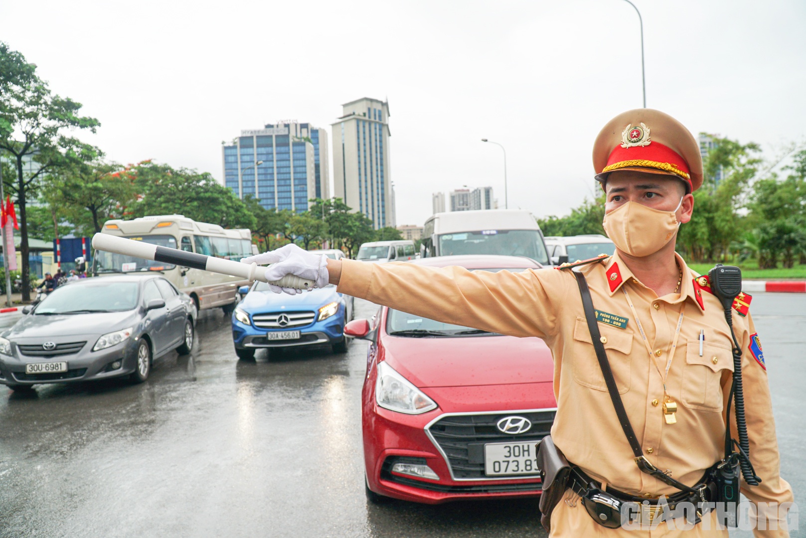Theo Thiếu tá Trần Quang Chinh - Phó đội trưởng Đội CSGT đường bộ số 6, Phòng CSGT (CATP Hà Nội), để đảm bảo việc đi lại cũng như phân làn giao thông, đơn vị đã huy động hơn 100 chiến sĩ bố trí trực thay nhau tại các ngã tư, các tuyến đường hướng về sân Mỹ Đình.
