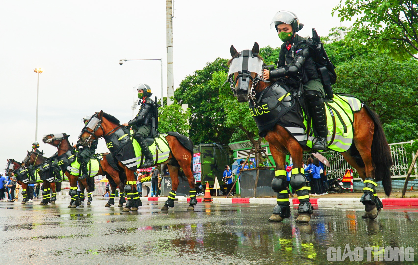 Theo ghi nhận của PV Báo Giao thông, tại các cửa ra vào SVĐ Quốc gia Mỹ Đình (quận Nam Từ Liêm, Hà Nội) đều có 5 chiến sĩ CSCĐ kỵ binh túc trực.