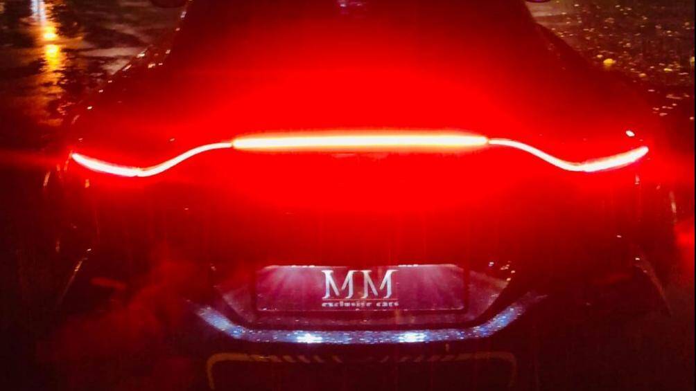 Xe còn có lưới tản nhiệt với nẹp viền bằng crôm và logo Vantage in nghiêng. Xe được trang bị ống xả kép