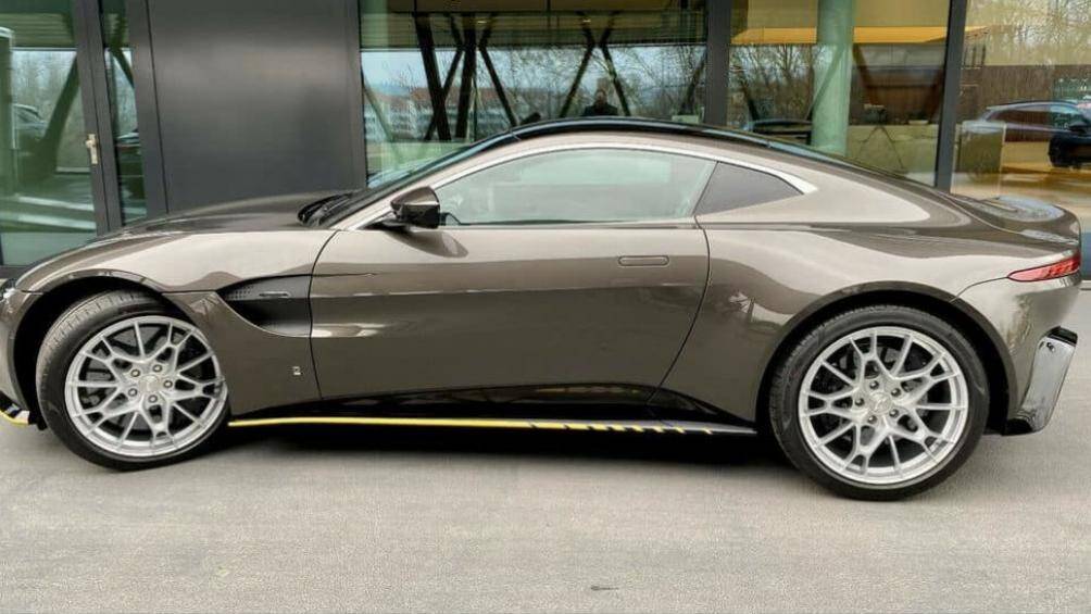 Một chiếc Aston Martin Vantage 007 Edition vừa được nhập khẩu về Việt Nam và nhanh chóng nhận được sự quan tâm của giới mê xe