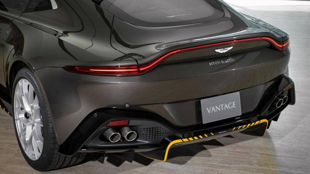 Ở ngoại hình xe, Aston Martin Vantage 007 Edition sở hữu màu sơn xám Cumberland cùng các chi tiết được hoàn thiện trong màu vàng nổi bật