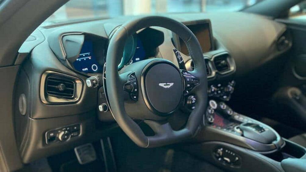 Ngoài việc tò mò về chủ nhân của chiếc xe, nhiều người còn đặc biệt quan tâm và muốn khám phá nội, ngoại thất của xe