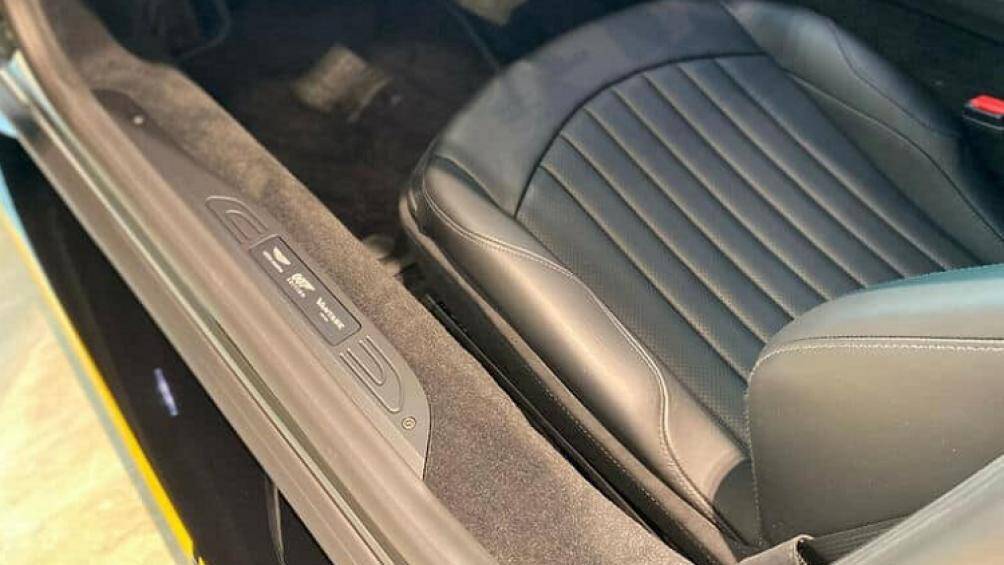 Aston Martin đã tạo ra đúng 100 xe Vantage 007 Edition với ngoại hình khác biệt và trong khoang lái được thửa nhiều đồ chơi trên xe