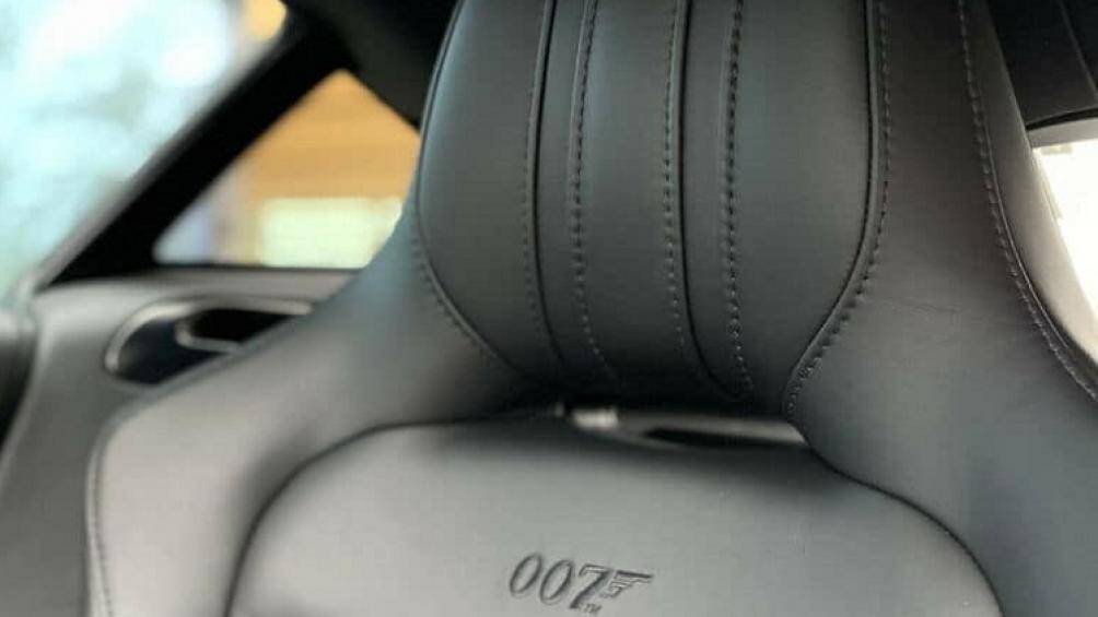 Chi tiết logo 007 được thêu trên ghế ngồi của xe như hàm ý đây là một chiếc Aston Martin Vantage phiên bản 007 Edition