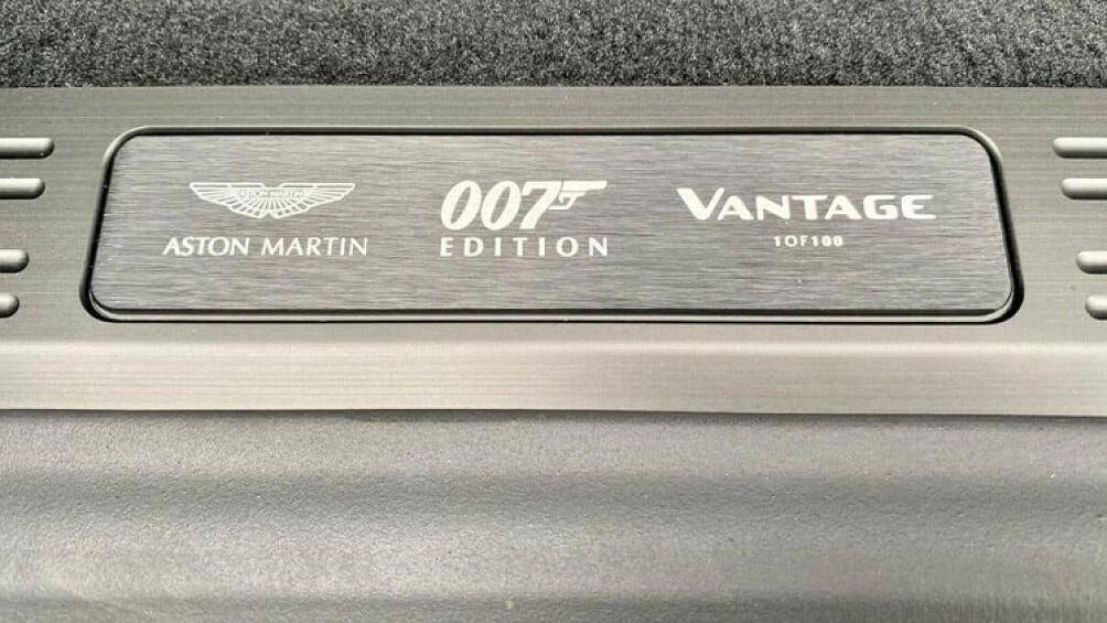 Logo Aston Martin đặt cạnh con số 007 Edition, mang ý nghĩa là 1 trong 100 xe Aston Martin Vantage 007 Edition sản xuất toàn cầu